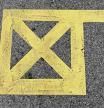 Qué significa esta señal amarilla pintada sobre el asfalto