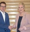 Pello Otxandiano, candidato de EH Bildu a lehendakari, y Michelle O'Neill, ministra principal de Irlanda del Norte.