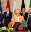 This handout picture provided by the Cypriot government's Press and Information Office (PIO) shows European Commission President Ursula von der Leyen (2nd-R) and Egypt's President Abdel Fattah al-Sisi (R) presenting signed declarations after their summit with the leaders of Austria, Belgium, Cyprus, Greece, and Italy, in Cairo on March 17, 2024. The EU chief and five European leaders visited cash-strapped Egypt on March 17 to announce a 7.4-billion-euro financial package focussed on boosting energy trade and stemming irregular migrant flows to the 27-member bloc. (Photo by Stavros Ioannides / PIO / AFP) / === RESTRICTED TO EDITORIAL USE - MANDATORY CREDIT 