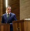 Pedro Sánchez con su homólogo catarí, Mohammed bin Abdulrahman bin Jassim al-Thani, en una rueda de prensa