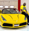 El millonario nigeriano que colecciona coches de lujo y regaló un Lamborghini a su hijo al cumplir 10 años