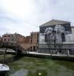 Mural de Maurzio Cattelan en la fachada de la prisión de mujeres de Giudecca