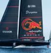 Los tripulantes de babor del AC75 Alinghi Red Bull Racing Team durante una jornada de entrenamiento en Barcelona