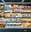 Estantes del refrigerador en un supermercado