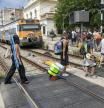 ESTACIÓN DE CERCANIAS DE SANT POL DE MAR DONDE LLEGA MUCHA GENTE EN LOS TRENES DE RENFE PARA PASAR EN DIA CARGADOS CON SOMBRILLAS, NEVERAS . UNA FAMILIA DISFRUTA DE LA PLAYA EQUIPADOS CON NEVERA.