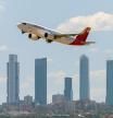 Un avión de Iberia, del grupo IAG, sobrevuela Madrid