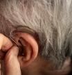 Las pérdidas de audición y visión multiplican el riesgo de demencia: “El problema es la mala fama de los audífonos”