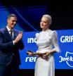 Yulia Naválnaya, viuda del disidente ruso Alexéi Navalni, recoge de manos de Pedro Sánchez, presidente del Gobierno, el premio Internacional de Guyana Guardian en la gala de los premios Vanguardia 2024 celebrado en el Palau de Congressos de Catalunya, Barcelona 30 de septiembre