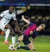 BARCELONA, 01/10/2024.- El centrocampista francés del Young Boys, Cheikh Niasse (i), disputa el balón ante el centrocampista neerlandés del FC Barcelona, Frenkie de Jong, durante el encuentro correspondiente a la segunda jornada de la Liga de Campeones que disputan hoy martes FC Barcelona y Young Boys en el Estadio Olímpico Lluis Companys, en Barcelona. EFE/Alejandro García.