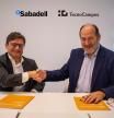 Josep Lluís Checa, director general del TecnoCampus, y Santiago Bruna, director regional de Banc Sabadell, durante la firma
