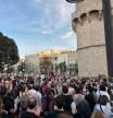 La multitud reunida en las Torres de Serrano