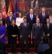 Los nuevos consellers posan con el resto del gobierno valenciano en la toma de posesión celebrada este martes en València