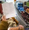 Repaso a la lista de la compra en un supermercado: los precios serán más caros
