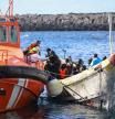 LA RESTINGA (EL HIERRO), 03/01/2025.- Salvamento Marítimo ha acompañado hasta el muelle de La Restinga a los 62 ocupantes, entre ellos una mujer, de un segundo cayuco que ha alcanzado este viernes la costa de El Hierro. EFE/ Luis G Morera