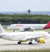 Un avion de Iberia con uno de Vueling en la pista de el aeropuerto Josep Tarradellas - El Prat. El Prat de Llobregat, 6 de Septiembre de 2024