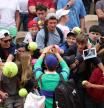 Jannik Sinner firma autógrafos tras su victoria, ayer en París
