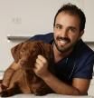 Andrés Santiago, veterinario: “Tratamos mascotas con patologías que podrían haberse prevenido con una simple vacuna. Son el escudo protector frente a un montón de virus que se encuentran en la calle”
