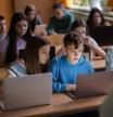 “Ningún niño será un inútil por no tener un iPad con 12 años. A los 15 lo cogen y ya saben usarlo”: la prohibición de pantallas en las aulas de Catalunya reabre el debate sobre la tecnología en la educación