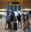 Varias personas observan las pantallas de información en el aeropuerto Adolfo Suárez Madrid-Barajas durante la primera operación salida del verano 2025, a 27 de junio de 2025, en Madrid (España). Aena estima que las aerolíneas han programado casi 1,4 millones de operaciones de aterrizaje y despegue en los aeropuertos españoles durante toda la temporada de verano 2025 (del 30 de marzo al 25 de octubre), lo que supone un incremento del 1,2% respecto a 2024.