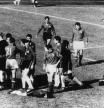 CHILE MUNDIAL DE FÚTBOL: SANTIAGO DE CHILE, 02/06/1962.- Jugadores de las selecciones de Chile e Italia rodean al árbitro inglés Ashton, quien expulsa al italiano Mario David durante el encuentro del grupo B disputado entre ambas selecciones en el Campeonato del Mundo Chile 1962. EFE.
