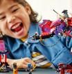 Un niño juega con su juguete desmontable de LEGO Ninjago Dragons Rising