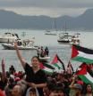 FOTODELDÍA - Sidi Bou Said (Túnez), 10/09/2025.- Manifestantes pro-palestinos asisten a una concentración en apoyo a la Flotilla Global Sumud en el puerto de Sidi Bou Said, Túnez, el 10 de septiembre de 2025. La Flotilla Global Sumud (GSF) partirá de Túnez con destino a Gaza el 10 de septiembre como parte de una iniciativa humanitaria. La GSF es una iniciativa marítima internacional, impulsada y liderada por organizaciones no gubernamentales, cuyo objetivo es romper el bloqueo israelí de la Franja de Gaza y entregar ayuda vital. EFE/MOHAMED MESSARA