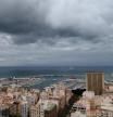 La evolución amenazante de las nubes de la borrasca 'Alice', esta mañana en la costa de Alicante, que sigue en alerta roja hasta la medianoche del viernes