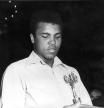 Cassius Clay, Mohamed Ali, ex campeón del mundo de boxeo de los pesos pesados, contempla una reproducción de la fuente de Canaletas, que le fue entregada por el primer teniente de alcalde, don Félix Gallardo, ayer por la mañana, durante la visita del famoso boxeador a las Casas Consistoriales. Foto publicada en LV el 01.08.1972
