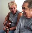 “Cada sesión es un regalo, ha sido transformador en mi vida”: acompañar a pacientes terminales con musicoterapia, a los 63 años