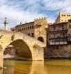 Así es la capital de la Toscana española: el bonito pueblo de Teruel que tiene un castillo medieval y aparece en una serie de Netflix