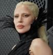 Lady Gaga se convierte en un cisne negro en la alfombra roja de los Grammy 2026