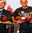El dúo puertorriqueño Calle13, Rene Perez Joglar 'Residente' (der) y Eduardo Cabra Martínez 'Visitante' posan con los galardones tras la entrega de la XII Premios Grammy Latinos en Las Vegas, Nevada (EE.UU.)
