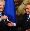 El nuevo jefe del Gobierno italiano, Mario Monti, recibe el traspaso de poderes de Silvio Berlusconi en el Palacio Chigi de Roma