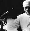 01/06/1948. Barcelona. Alexander Fleming ante el miscroscopio en el Hospital d'Infecciosos, después de su primera conferencia