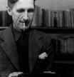 George Orwell, teclea en su máquina de escribir con su sempiterno cigarrillo en la boca