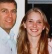 Imagen antigua del Principe Andrés de Inglaterra abrazando a Virginia Roberts, que le acusa de abusos