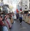 falleras y falleros por el centro de Valencia