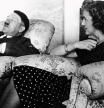 Eva Braun vela al Führer, el descanso del guerrero junto a su fiel amante era algo extraordinario, porque uno de los slogans de la época rezaba: 'El Führer no tiene vida privada. Se dedica día y noche al pueblo alemán'