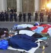 Refugiados duermen a las afueras de la estación de Keleti en Budapest, Hungría