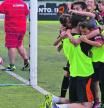 La actitud del entrenador es clave para que el deporte infantil resulte formativo. En la imagen, un equipo de infantiles de la UE Llagostera durante un entrenamiento.