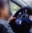 Un niño de 7 años conduce mientras su madre lo graba