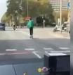A toda velocidad en patinete eléctrico por la calzada central de la Diagonal