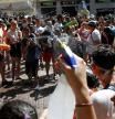 Así es la fiesta de la Batalla Naval de Vallecas, donde todos se mojan con pistolas y cubos de agua