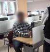 Sorprenden a un hombre con un auricular para copiar en el examen de conducir