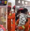 El rescate de un niño que queda atrapado en una máquina expendedora de peluches