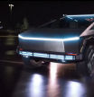 El Tesla Cybertruck se cuela en una de las escenas más míticas del cine