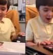 La adorable reacción de un niño de 7 años al recibir maquillaje como regalo de cumpleaños