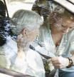 Cómo llevar a las personas mayores en el coche para que viajen seguras y confortables