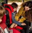 En el coche, hay que llevar siempre a los niños sentados en su Sistema de Retención Infantil (SRI)