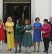 Varias diputadas polacas posan con los colores de la bandera LGBT en la toma de posesión de Andrzej Duda